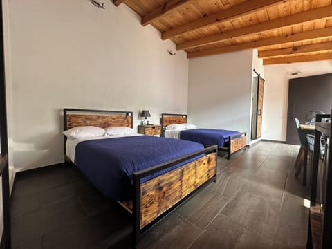 Descansa plácidamente en nuestra habitación, equipada con dos amplias camas matrimoniales. Ideales para familias o amigos, estas camas garantizan un sueño reparador.