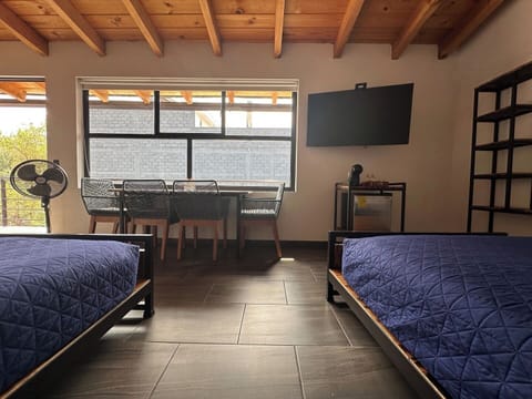 Nuestra habitación ofrece el confort que buscas. Equipadas con dos camas matrimoniales, un baño privado completo y comodidades como internet y TV, es el lugar perfecto para descansar después de explorar Valle de Bravo.