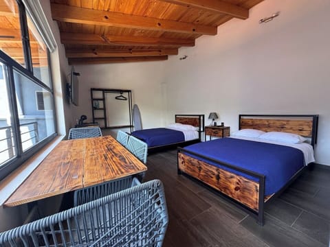 Disfruta de nuestra cómoda habitación cuádruple, equipada con dos camas matrimoniales, perfecta para familias o grupos. Con baño privado completo, internet y TV, tendrás todo lo que necesitas para una estancia placentera.