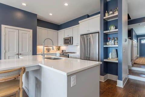 Bustling_Broadway_Large-007