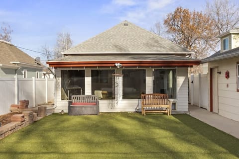Fully enclosed back yard w turf