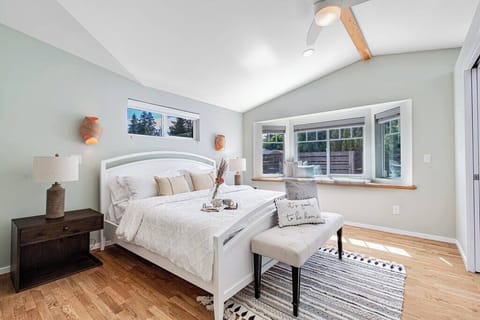 Mid-Century Modern Home - 3-Bedroom Rambler House in Kirkland