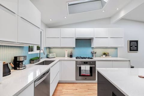 Mid-Century Modern Home - 3-Bedroom Rambler House in Kirkland