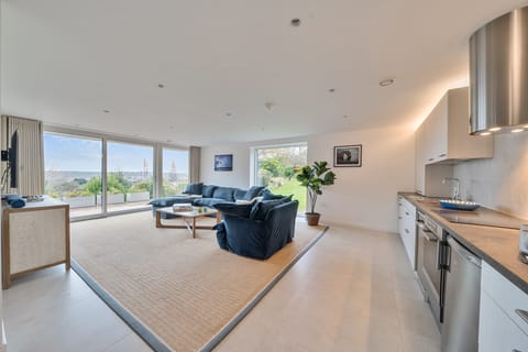 Jessamy, Wimborne: The family and games room has its own full kitchenette