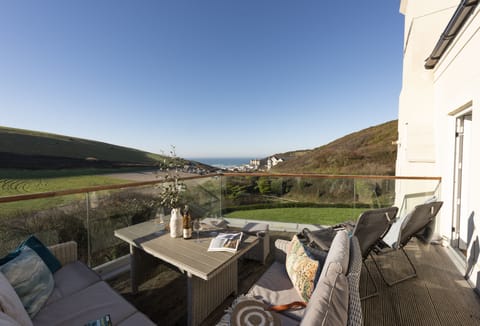 Welcome to 7 Whitehouse, a delightful sea view apartment, just a stone's throw from Watergate Bay