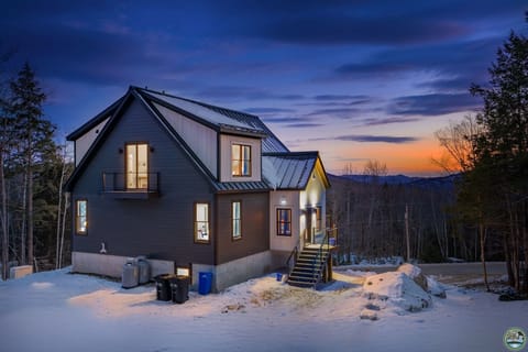 Newly built 2024 chalet with 5 bedrooms & 3.5 baths, Sleeps 16, custom bunk room