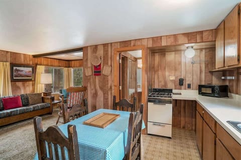 Dining room and table for 4 guests