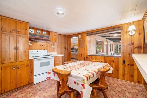 Full kitchen available for all your friends/family meals.