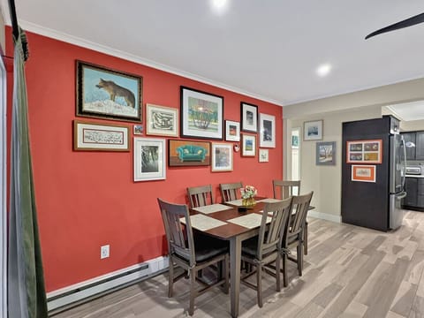 dininarea with table and 6 chairs