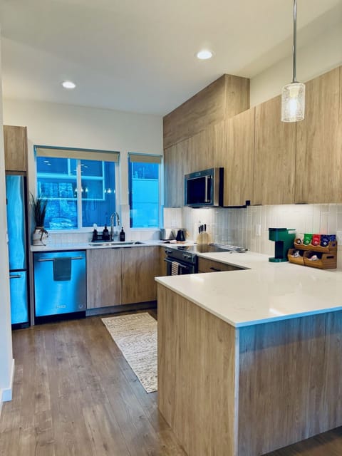 Spacious, well-lit kitchen, just steps from grocery stores like Trader Joes!