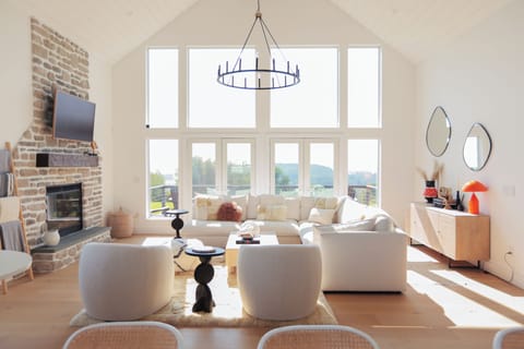 Floor to ceiling windows peer out at mountains in the distance.