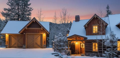 Welcome to Terrapin Station! This bright and airy cabin is the perfect getaway for adventure seekers looking to getaway and unwind. Enjoy the stunning views and cozy vibes!