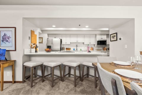 Cute 4 seat bar area to keep guests close to the dining table! 