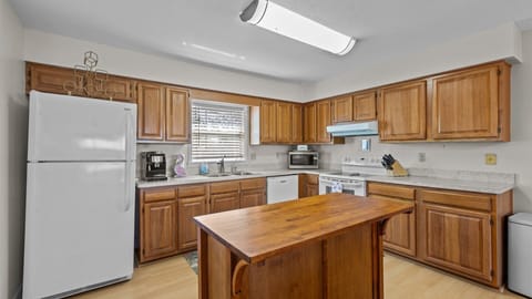 Fully Stocked Kitchen with Dishwasher and Spacious Island