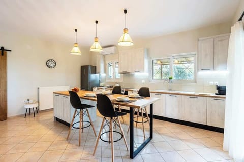 Fully Equipped Kitchen – Modern appliances and practical layout for easy meal preparation.