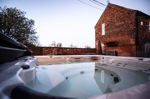 Hot Tub / whirlpool bath (Outdoor)