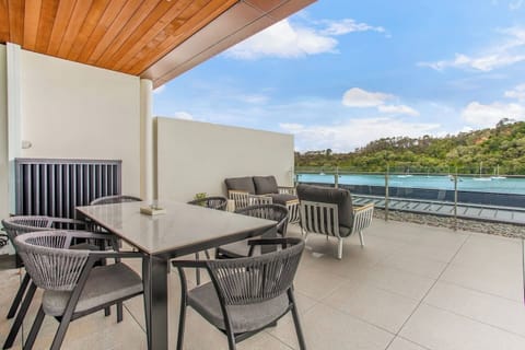 Enjoy the balcony with the stunning view over Catalina Bay.
