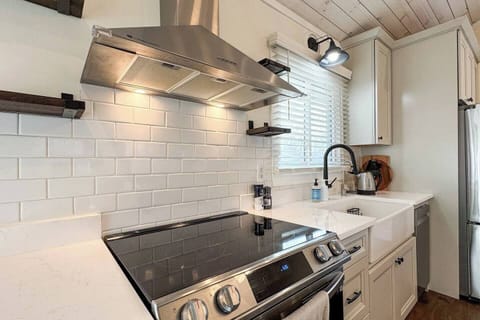 Electric stove/oven and vented hood