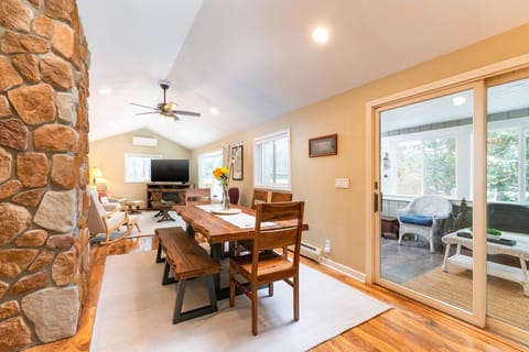Bright and welcoming dining area, ideal for meals and gatherings.