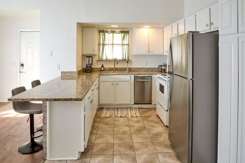 High-end dishwasher, microwave, etc…pretty much every essential!