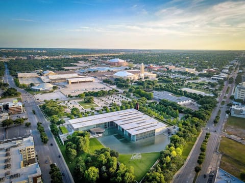 5 minutes from the museum district, Dickies arena, and the stock show