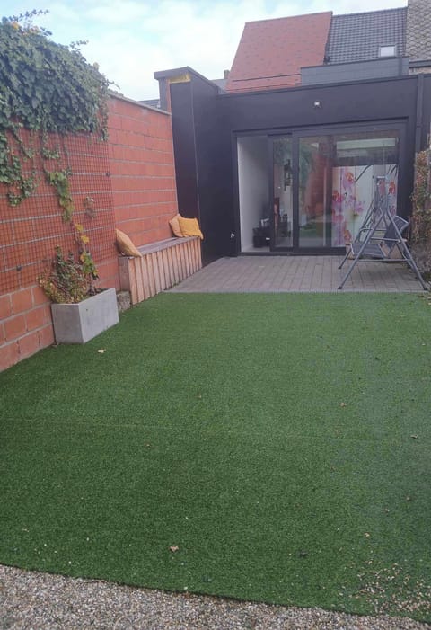 Terras en tuin met fietsenberging.