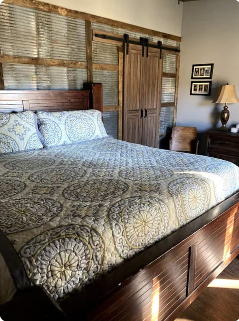 Bedroom #1 w/ king bed and jack-n-jill bathroom adjoining to bunkroom #1