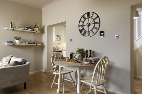 School House Cottage Dining Area- StayCotswold