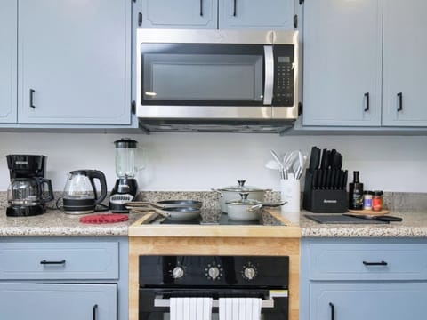 Fully equipped kitchen with brand new, modern appliances – perfect for family.