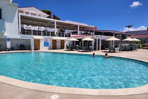 Pool - Pool Bar Area