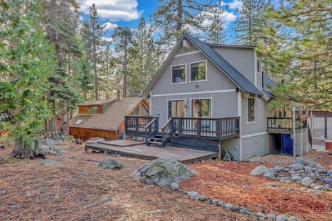Exterior (back): Backyard, deck
