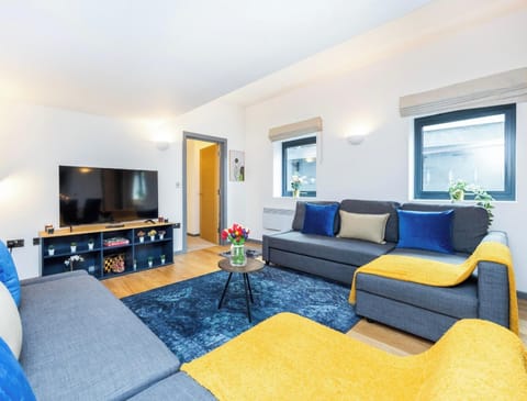 LIVING ROOM WITH SMART TV 