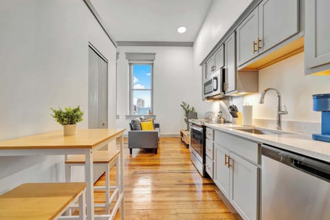 Kitchen: Cozy kitchen and dining setup, designed for comfort and convenience.