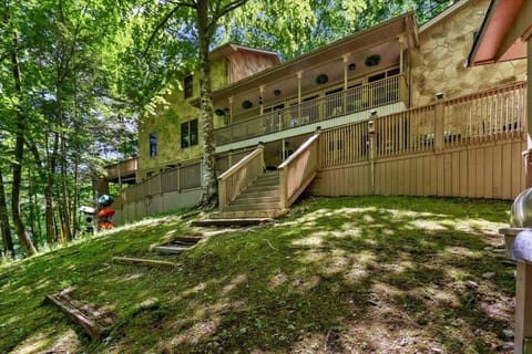 Lake life at its finest! Just steps to the lake, but miles from stress 🌿🚤