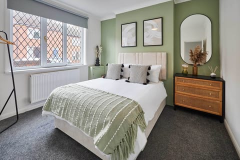 Joffre Avenue, Castleford - Host & Stay