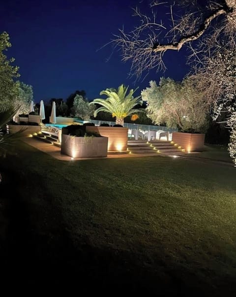 Giardino Villa Kenja_Vista sulla Piscina _ Illuminazione serale