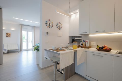 Villa Kenja _ Cucina con vista su Soggiorno _ Accesso su Veranda e Giardino