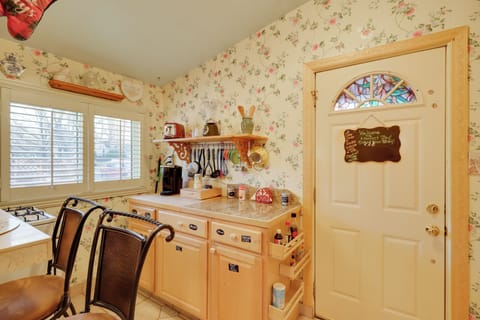 Kitchenette | Dishware & Flatware