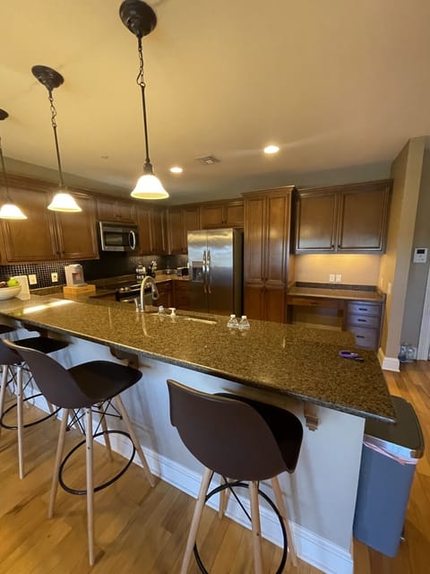 Cook with ease in a spacious, fully equipped kitchen featuring stainless steel appliances, granite countertops, and modern finishes — part of The Gateway Village’s stylish furnished apartments in Murfreesboro.