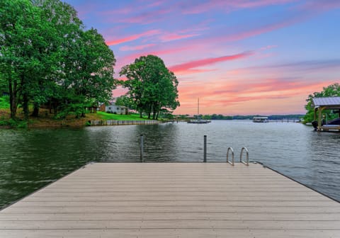 Welcome to White Lotus. Enjoy the swimming platform perfect to jump in the lake.
