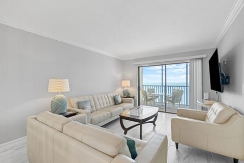 Living Room with best view on the beach!