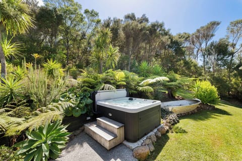 Spa pool in peaceful garden setting - the perfect spot to see the stars at night
