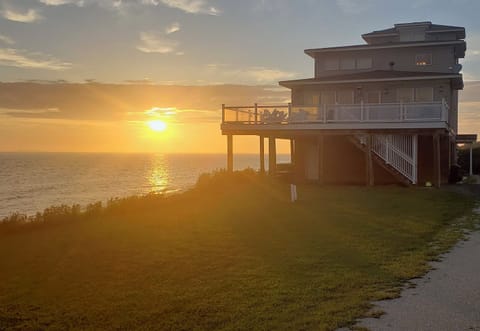 Sunset Serenity - Your dream waterfront escape!