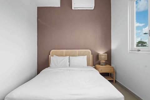 Cozy bedroom with a  bed. Sleep like royalty!