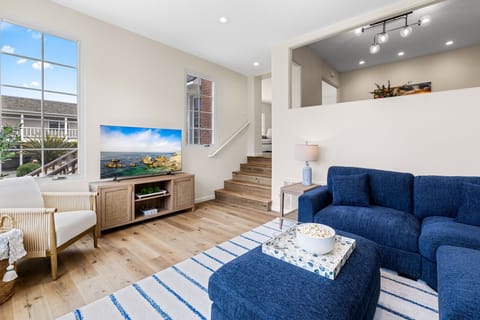 Welcome to "High Tide"! Close to Downtown & a Peek of the Bay