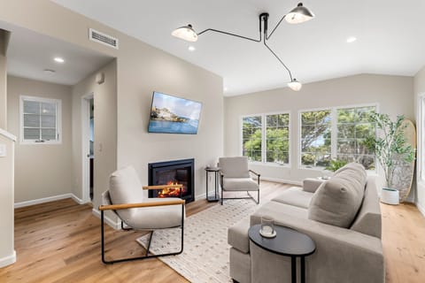 Welcome to "Low Tide" Walk to Town, the Bay and the Aquarium