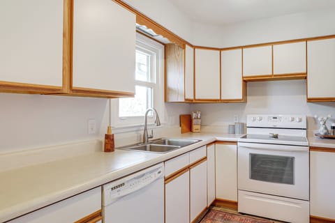 Kitchen | Cooking Basics | Dishwasher | 1st Floor