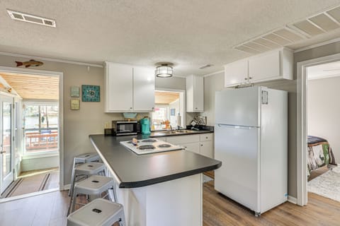 Kitchen | Bar Seating | Keurig Coffee Maker | Toaster | Cooking Basics