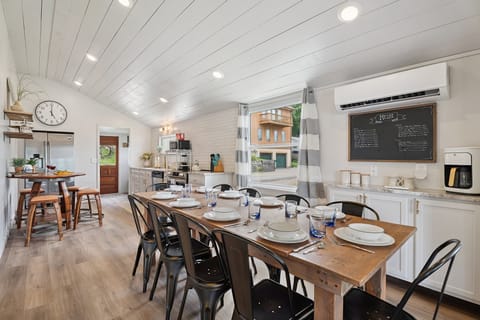 Lower House: 2 private bedrooms, dinning for 14 , incredible lake views, 0 steps