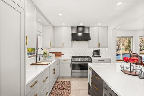 Newly updated, fully-equipped kitchen